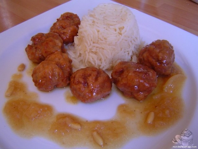 Alb%C3%B3ndigas-con-Pat%C3%A9-y-Salsa-Pe