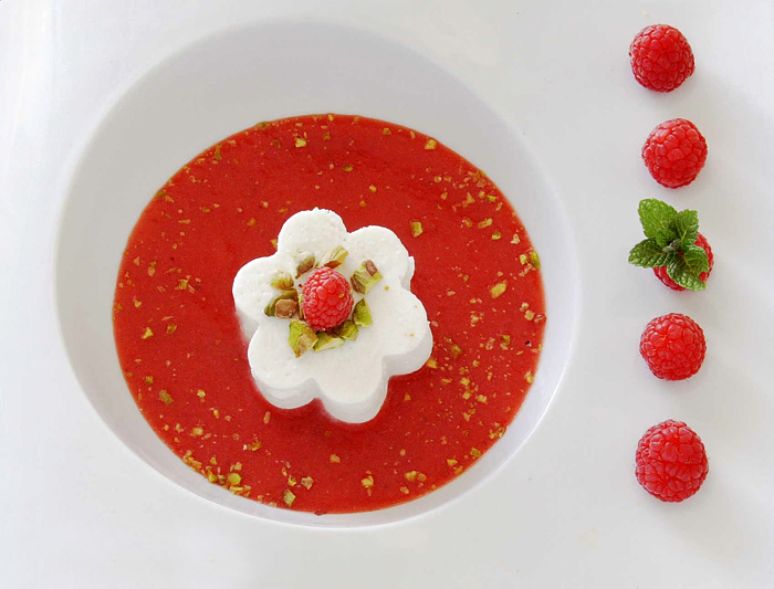 Sopa de Frutos Rojos con Queso Fresco y Pistachos por Mi Gran Diversión