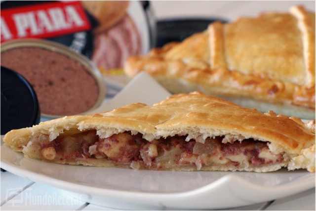 Empanada de manzana cebolla y La Piara Tapa Negra