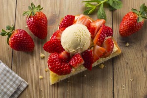 Tarta de fresas con helado de vainilla