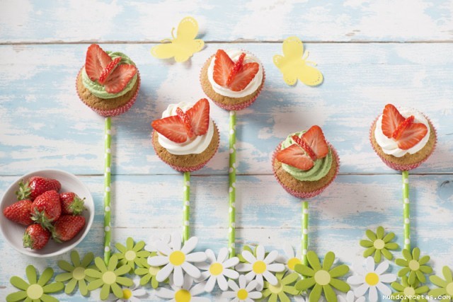 G559e320165e0b-Cupcakes-de-mariposas-de-fresa