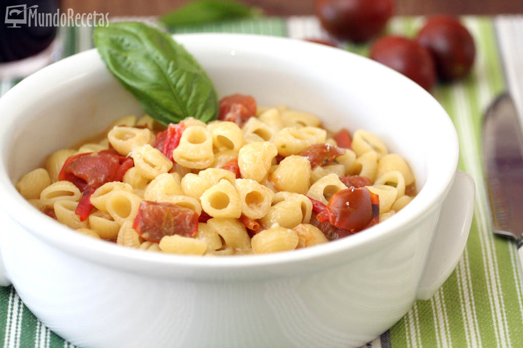 Coditos con tomates cherry y albahaca Thermomix TM5