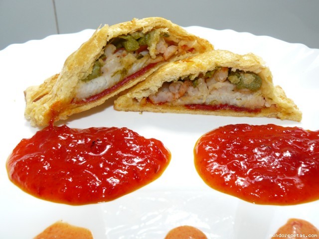 Receta de Pimientos del piquillo rellenos de merluza, gambas y bechamel, envueltos en hojaldre con salsa de piquillo y moje de mermelada de pimientos del piquillo