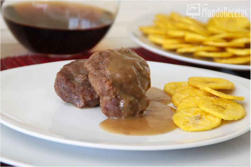 Carrilleras_de_cordero_con_chips_de_plat