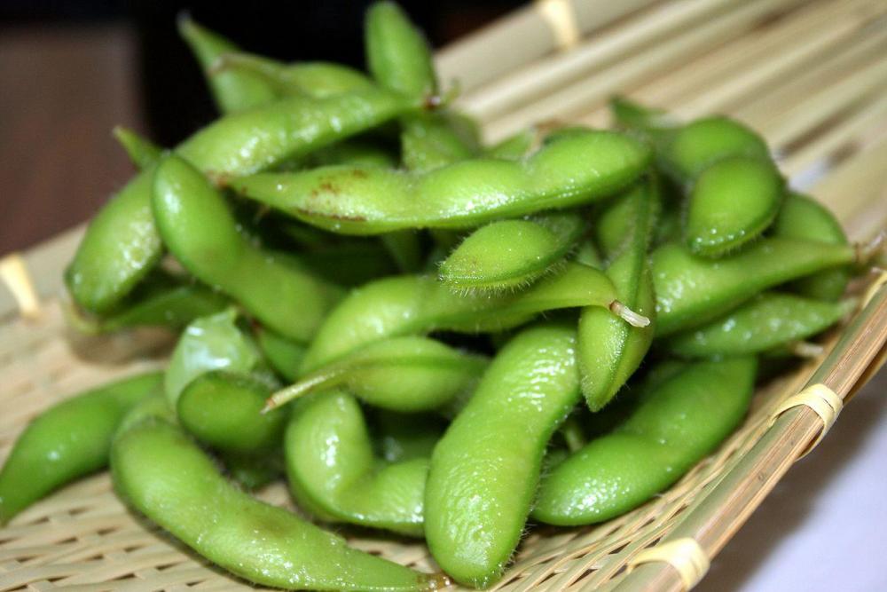 1280px-Edamame_by_Zesmerelda_in_Chicago.
