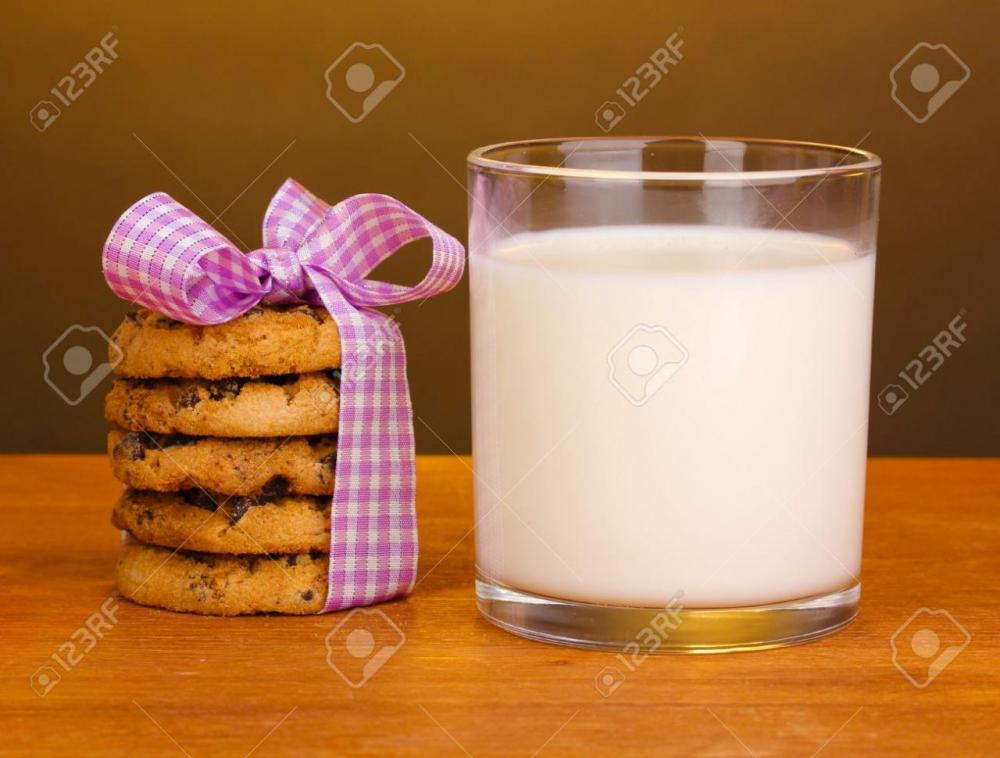 14013112-Vaso-de-leche-y-galletas-en-la-mesa-de-madera-sobre-fondo-marr-n-Foto-de-archivo.thumb.jpg.eeea80118c3c354f5baa474f3f808f2b.jpg