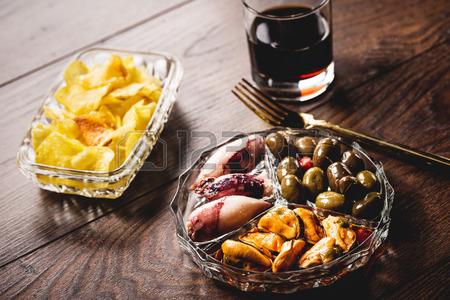 54648992-traditional-spanish-appetizer-with-vermouth-drink-canned-food-and-chips.jpg.39208c12bea4146cf4415842630868cf.jpg