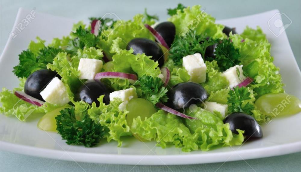 14403623-Ensalada-de-lechuga-con-queso-y-uvas-de-diferentes-variedades-Foto-de-archivo.thumb.jpg.6b77adba05a5a57b1fcc05058938dddc.jpg