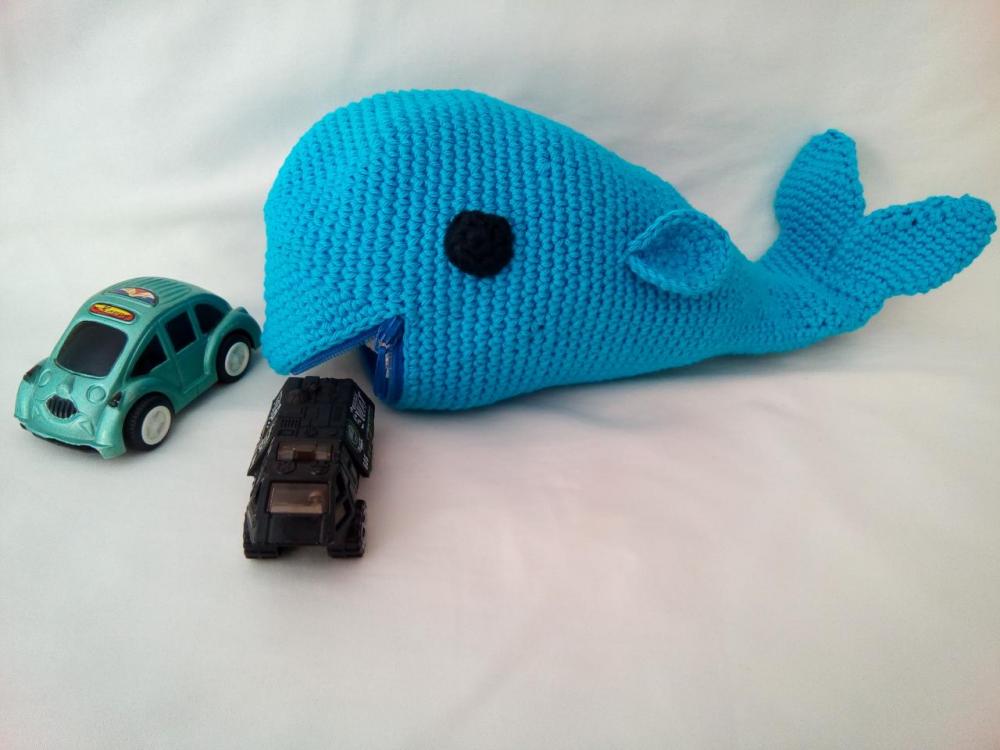 ballena azul con coches.jpg