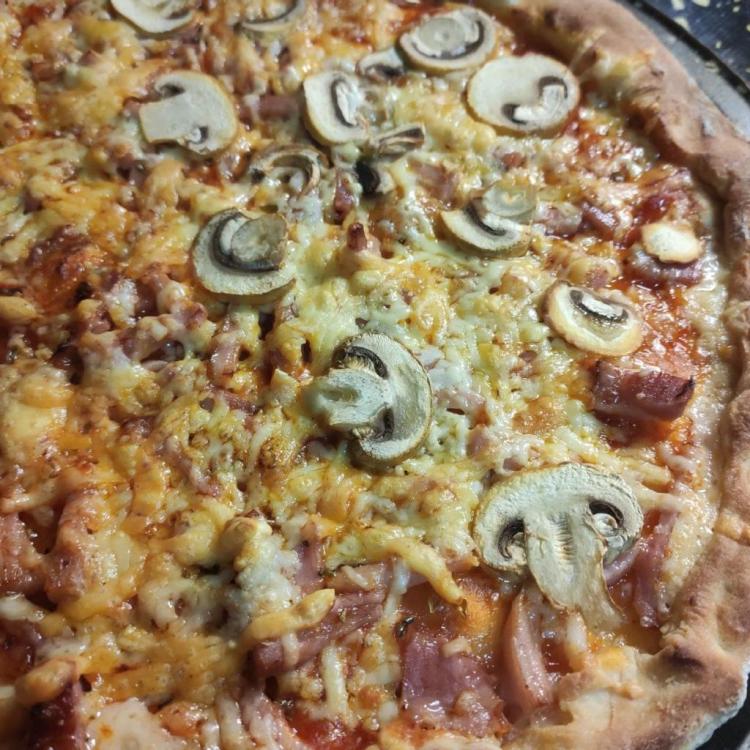 pizza.thumb.jpg.2e99f065b6a6c8cbce5251c2d0b09155.jpg