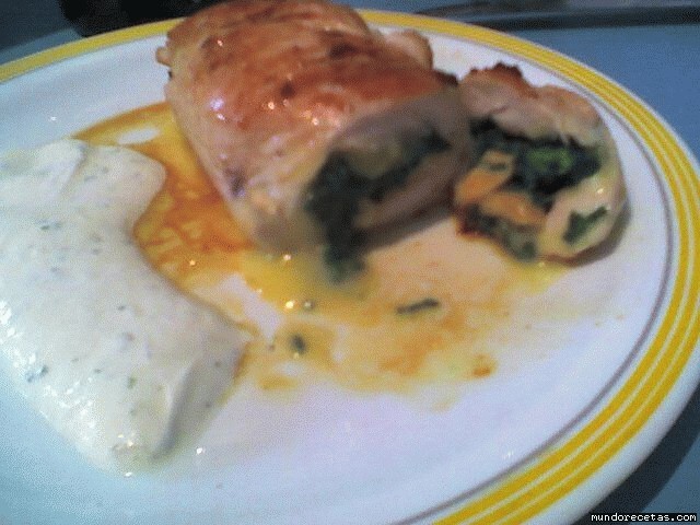 Receta de PECHUGA DE POLLO RELLENA DE ESPINACAS, FRUTOS SECOS Y QUESO CON SALSA DE YOGUR Y MENTA Receta de PECHUGA DE POLLO RELLENA DE ESPINACAS, FRUTOS SECOS Y QUESO CON SALSA DE YOGUR Y MENTA