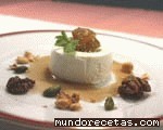 Receta de Pastelito de queso fresco sobre almíbar de miel y frutos secos Receta de Pastelito de queso fresco sobre almíbar de miel y frutos secos
