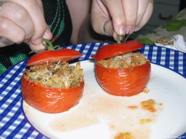 Receta de Tomates rellenos de pan, pereji, orégano Receta de Tomates rellenos de pan, pereji, orégano