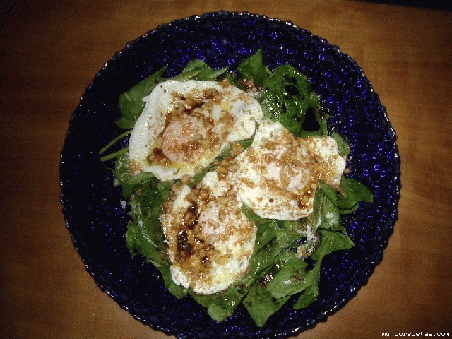 Receta de Ensalada de espinacas con huevos fritos