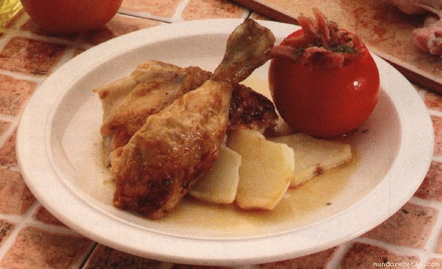 Receta de Pollo al vermú con guarnición de tomtes Receta de Pollo al vermú con guarnición de tomtes