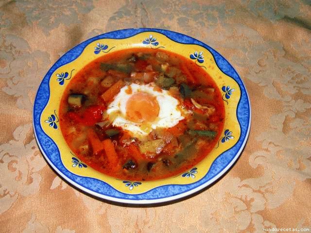 Receta de sopa de verduras con huevo escalfado Receta de sopa de verduras con huevo escalfado