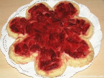 Receta de TARTA DE FRESAS CON FORMA DE FLOR Receta de TARTA DE FRESAS CON FORMA DE FLOR