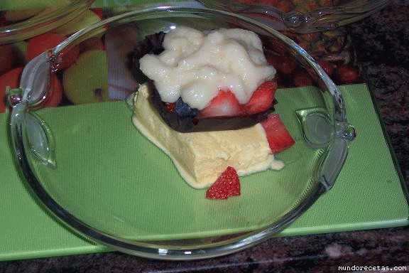 Receta de Tartaletas de chocolate con frutas del bosque y salsa de helado
