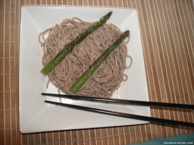 Receta de Fideos soba con esprragos trigueros