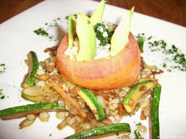 Receta de tomate a las finas hierbas y mote con aceite de perejil Receta de tomate a las finas hierbas y mote con aceite de perejil