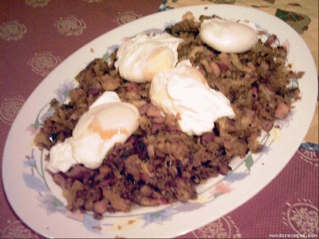 Receta de migas con huevos escalfados Receta de migas con huevos escalfados