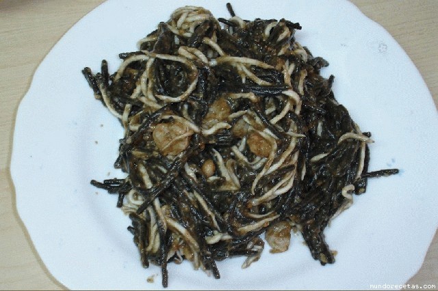 Receta de ESPAGUETIS NEGROS CON GAMBAS Y GULAS CHEF 2000