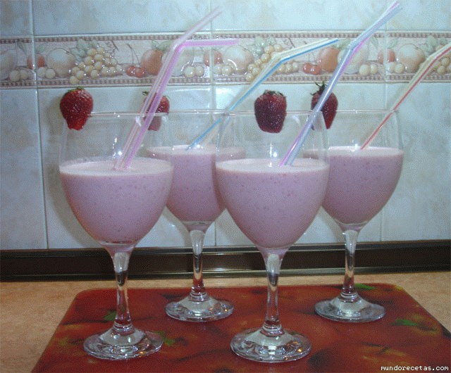 Receta de Batido de fresa con helado de nata ( thermomix o batidora )