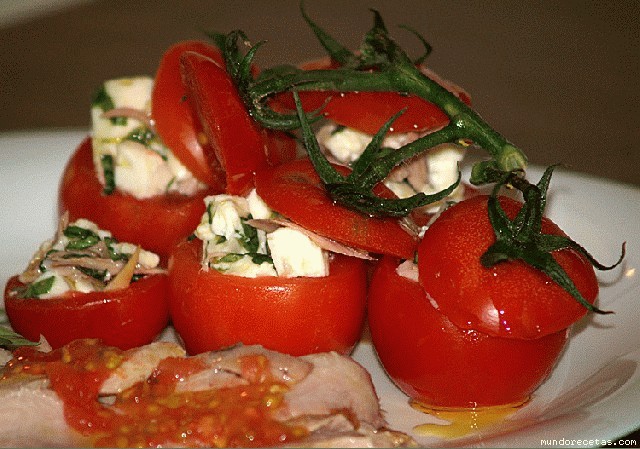 Receta de Tomates rellenos de queso fresco, ventresca y albahaca.