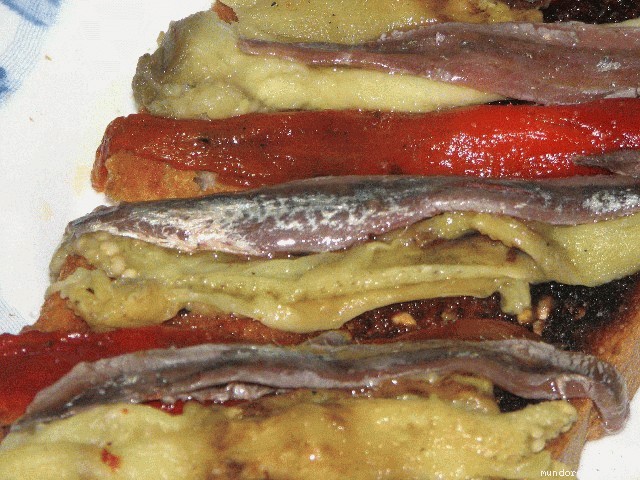 Receta de Tostadas con escalivada y anchoas Receta de Tostadas con escalivada y anchoas