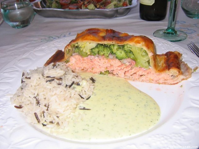 Receta de HOJALDRE DE SALMON RELLENO DE BROCOLI CON GAMBAS AL ENELDO Receta de HOJALDRE DE SALMON RELLENO DE BROCOLI CON GAMBAS AL ENELDO