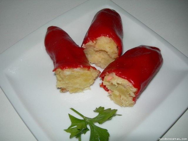 Receta de Pimientos del piquillo rellenos de bacalao y salmón ahumado Receta de Pimientos del piquillo rellenos de bacalao y salmón ahumado