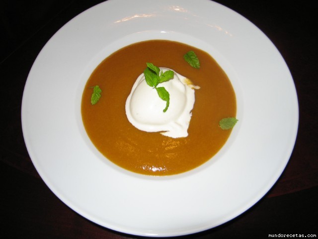 Receta de Sopa de melocotón con helado de Cabrales Receta de Sopa de melocotón con helado de Cabrales