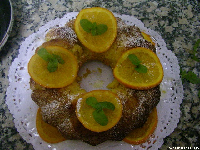 Receta de BIZCOCHO DE NARANJA ALMIBARAO CON SALSA DE VAINILLA