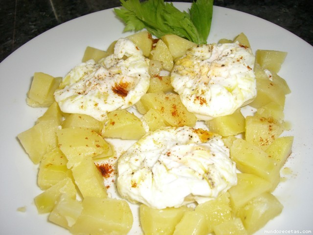 Receta de Huevos poche y patatas en el varoma (thermomix)