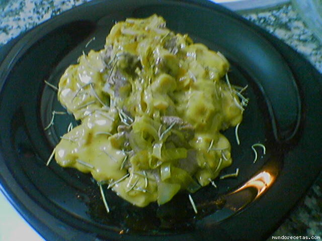 Receta de Somillo con patatas en salsa de queso y cebolla caramelizada Receta de Somillo con patatas en salsa de queso y cebolla caramelizada