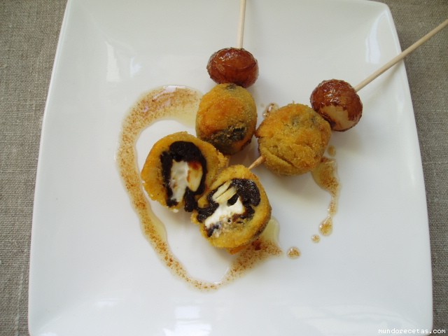 Receta de brochetas de ciruelas pasas rellenas de queso Receta de brochetas de ciruelas pasas rellenas de queso