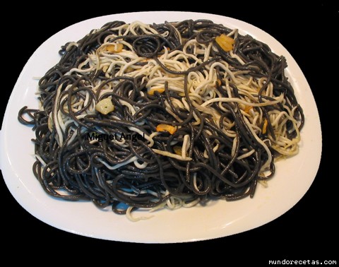Receta de Espaghettis negros con gulas Receta de Espaghettis negros con gulas