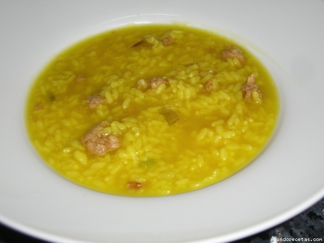 Receta de Arroz caldoso con ajos tiernos y longanizas (Thermomix) Receta de Arroz caldoso con ajos tiernos y longanizas (Thermomix)