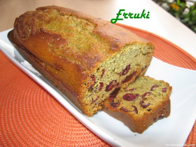 Receta de Cake de t Matcha con frutos rojos
