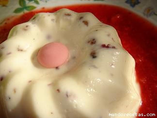 Receta de PANNA COTTA A LA PIMIENTA ROSA Y SALSA DE FRESA Receta de PANNA COTTA A LA PIMIENTA ROSA Y SALSA DE FRESA
