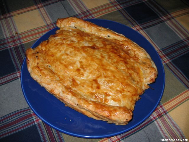 Receta de EMPANADA DE MORCILLA CON PIÑONES Y PASAS Receta de EMPANADA DE MORCILLA CON PIÑONES Y PASAS