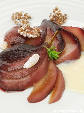 Receta de peras al vino tinto con natillas y nueces Receta de peras al vino tinto con natillas y nueces