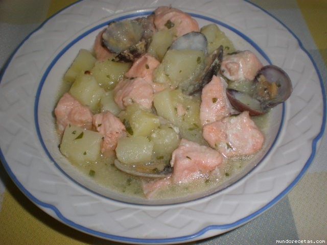 Receta de SALMON CON ALMEJAS Y PATATAS Receta de SALMON CON ALMEJAS Y PATATAS