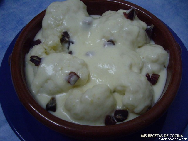Receta de Coliflor con bechamel y taquitos de jamón Receta de Coliflor con bechamel y taquitos de jamón