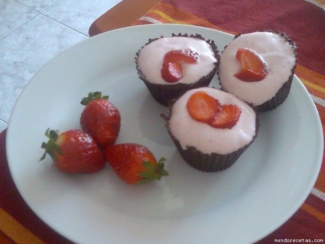 Receta de MOUSSE DE FRESAS EN VASITOS DE CHOCOLATE Receta de MOUSSE DE FRESAS EN VASITOS DE CHOCOLATE