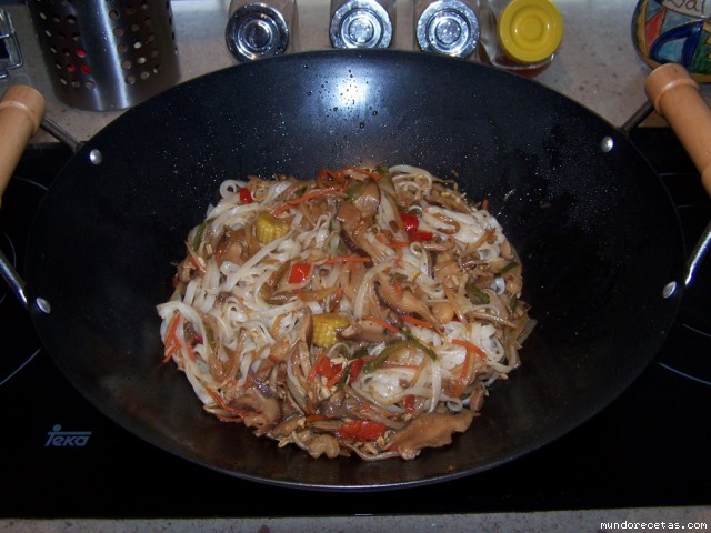 Receta de Pasta de arroz con verduras,setas y gambas Receta de Pasta de arroz con verduras,setas y gambas