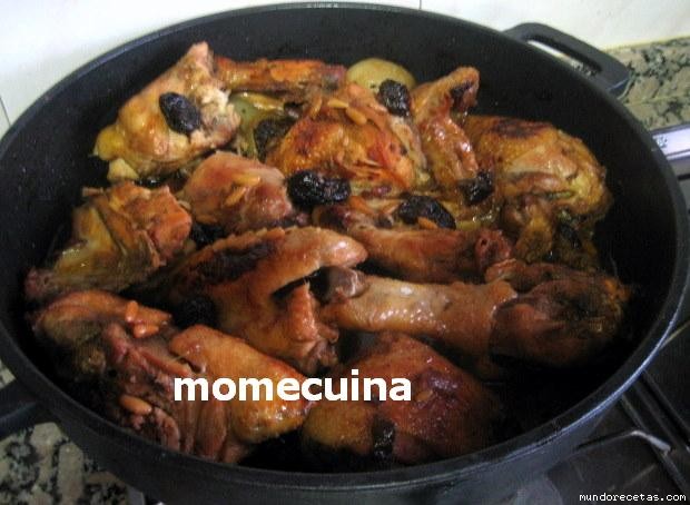 Receta de pollo de masia o campero con ciruelas pasas y piñones Receta de pollo de masia o campero con ciruelas pasas y piñones
