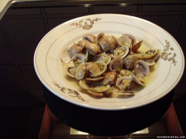 Receta de Almejas en salsa de ajos tiernos Receta de Almejas en salsa de ajos tiernos