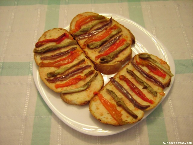 Receta de Pan con tomate escalibada y anchoas Receta de Pan con tomate escalibada y anchoas