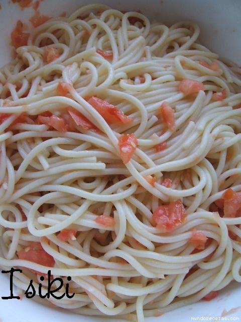 Receta de Espaguettis con tomate natural al ajo Receta de Espaguettis con tomate natural al ajo
